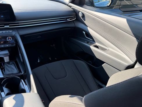 Used 2025 Hyundai Elantra SEL FWD image 19