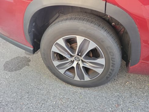 Used 2023 Toyota Highlander XLE image 13