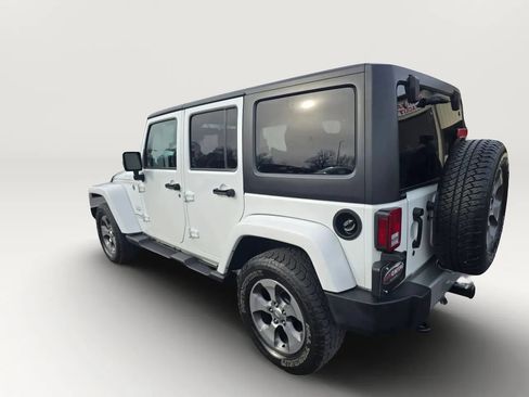 Used 2018 Jeep Wrangler Unlimited Sahara w/ Connectivity Group AWD/4WD image 3