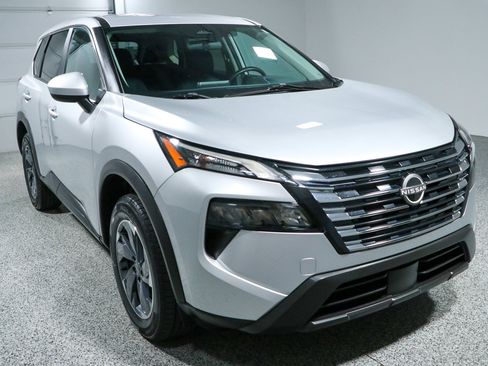 Used 2024 Nissan Rogue SV FWD image 5