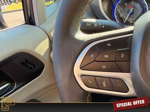 Used 2024 Chrysler Pacifica Touring-L image 18