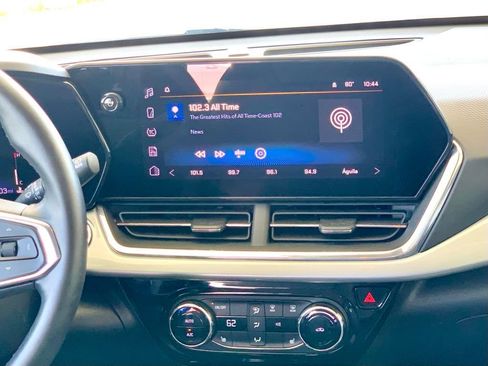 Used 2025 Chevrolet Trax LT w/ LT Convenience Package FWD image 17