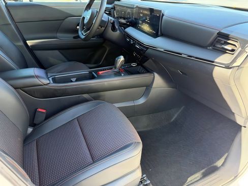 Used 2025 Nissan Kicks SR image 12