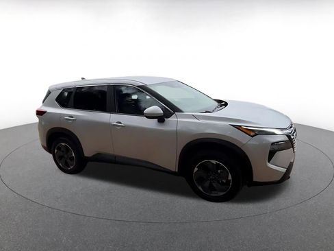 Used 2025 Nissan Rogue SV image 2