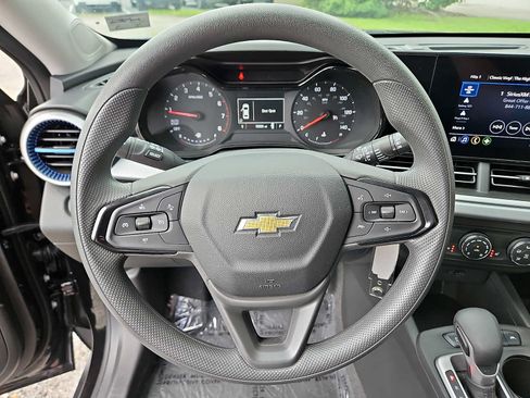 Used 2025 Chevrolet Trax LS w/ LS Convenience Package FWD image 18