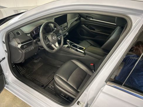 Used 2024 Nissan Altima 2.5 SR w/ SR Premium Package FWD image 2