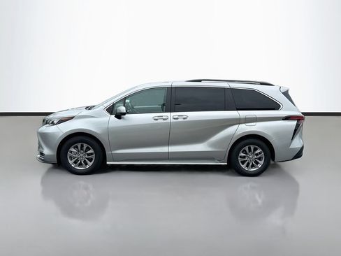 Used 2024 Toyota Sienna XLE FWD image 4