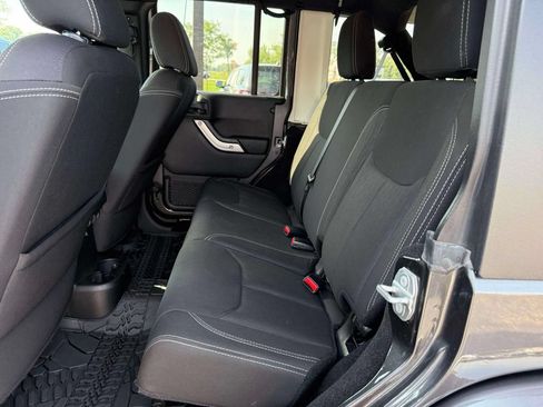 Used 2018 Jeep Wrangler Unlimited Sahara w/ Connectivity Group AWD/4WD image 11