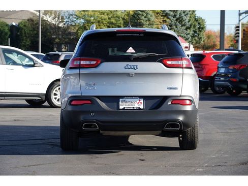 Used 2017 Jeep Cherokee Latitude image 4