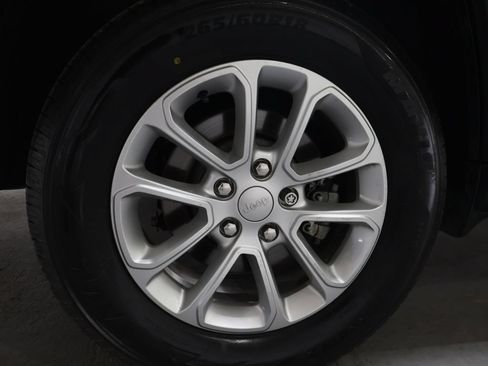 Used 2021 Jeep Grand Cherokee Laredo w/ Security & Convenience Group AWD/4WD image 32