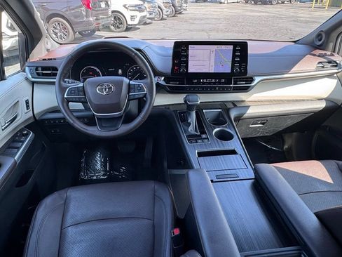 Used 2023 Toyota Sienna Platinum AWD/4WD image 6