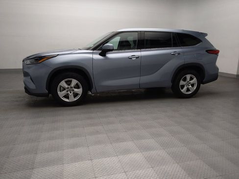 Used 2022 Toyota Highlander LE FWD image 2