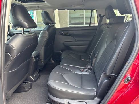 Used 2022 Toyota Highlander XLE FWD image 6