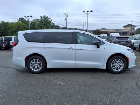 New 2026 Chrysler Pacifica Select image 3