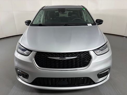 Used 2024 Chrysler Pacifica Touring-L FWD image 3