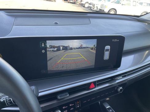 Used 2025 Kia Sorento S image 16