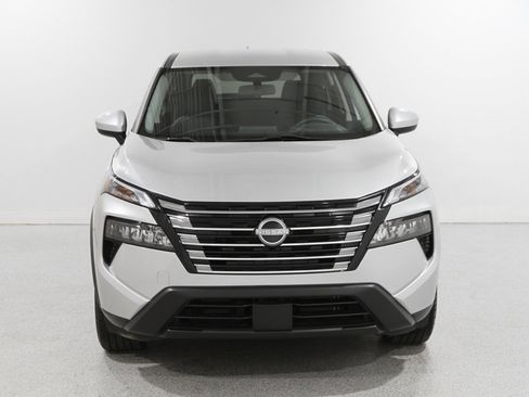 Used 2024 Nissan Rogue SV image 2