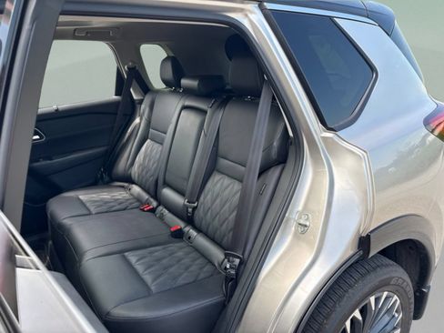 Used 2025 Nissan Rogue Platinum w/ Platinum Premium Package FWD image 18