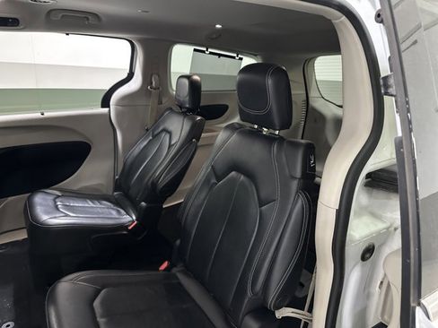 Used 2022 Chrysler Pacifica Touring-L image 7