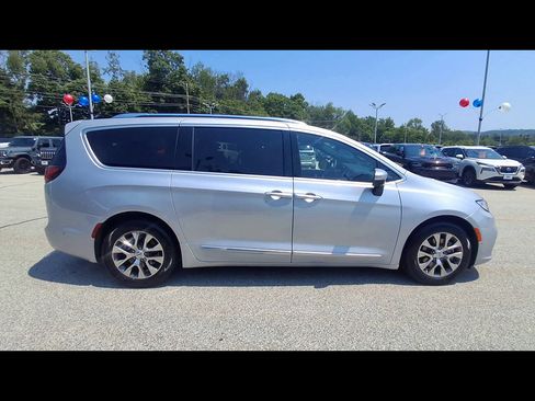Used 2023 Chrysler Pacifica Pinnacle FWD image 9
