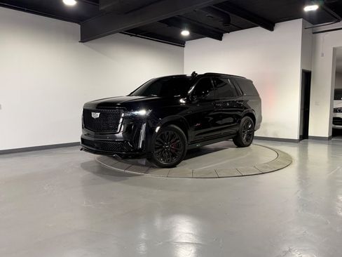 Used 2023 Cadillac Escalade V w/ LPO, ONYX Package AWD/4WD image 2