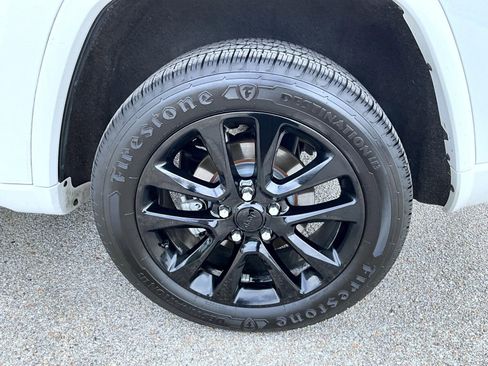Used 2018 Jeep Grand Cherokee Altitude AWD/4WD image 23
