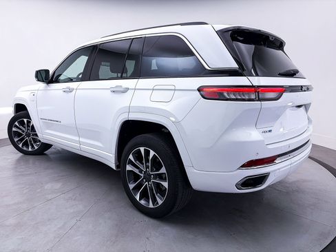 Used 2022 Jeep Grand Cherokee Overland w/ Luxury Tech Group IV AWD/4WD image 3
