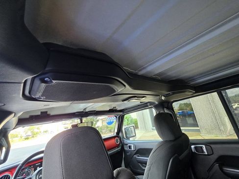 Used 2018 Jeep Wrangler Unlimited Rubicon AWD/4WD image 9