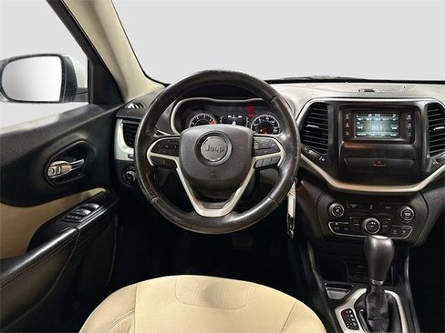 Used 2017 Jeep Cherokee Latitude image 22