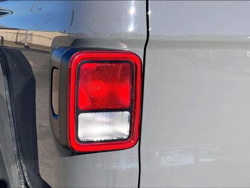 Used 2023 Jeep Gladiator Sport image 27