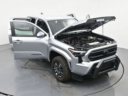 Used 2025 Toyota Tacoma SR5 AWD/4WD image 32