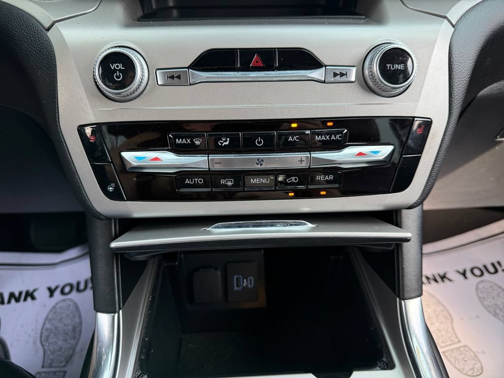 Used 2022 Ford Explorer XLT w/ Equipment Group 202A AWD/4WD image 28