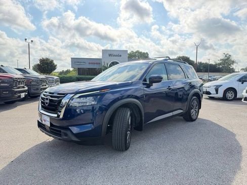 Used 2024 Nissan Pathfinder SV FWD image 3