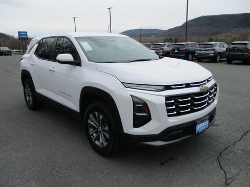 Used 2025 Chevrolet Equinox LT AWD/4WD image 3