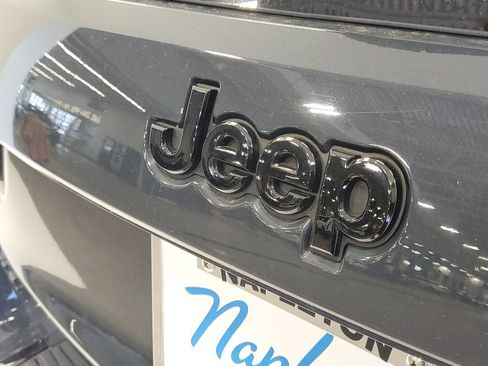 Used 2018 Jeep Grand Cherokee Altitude AWD/4WD image 8
