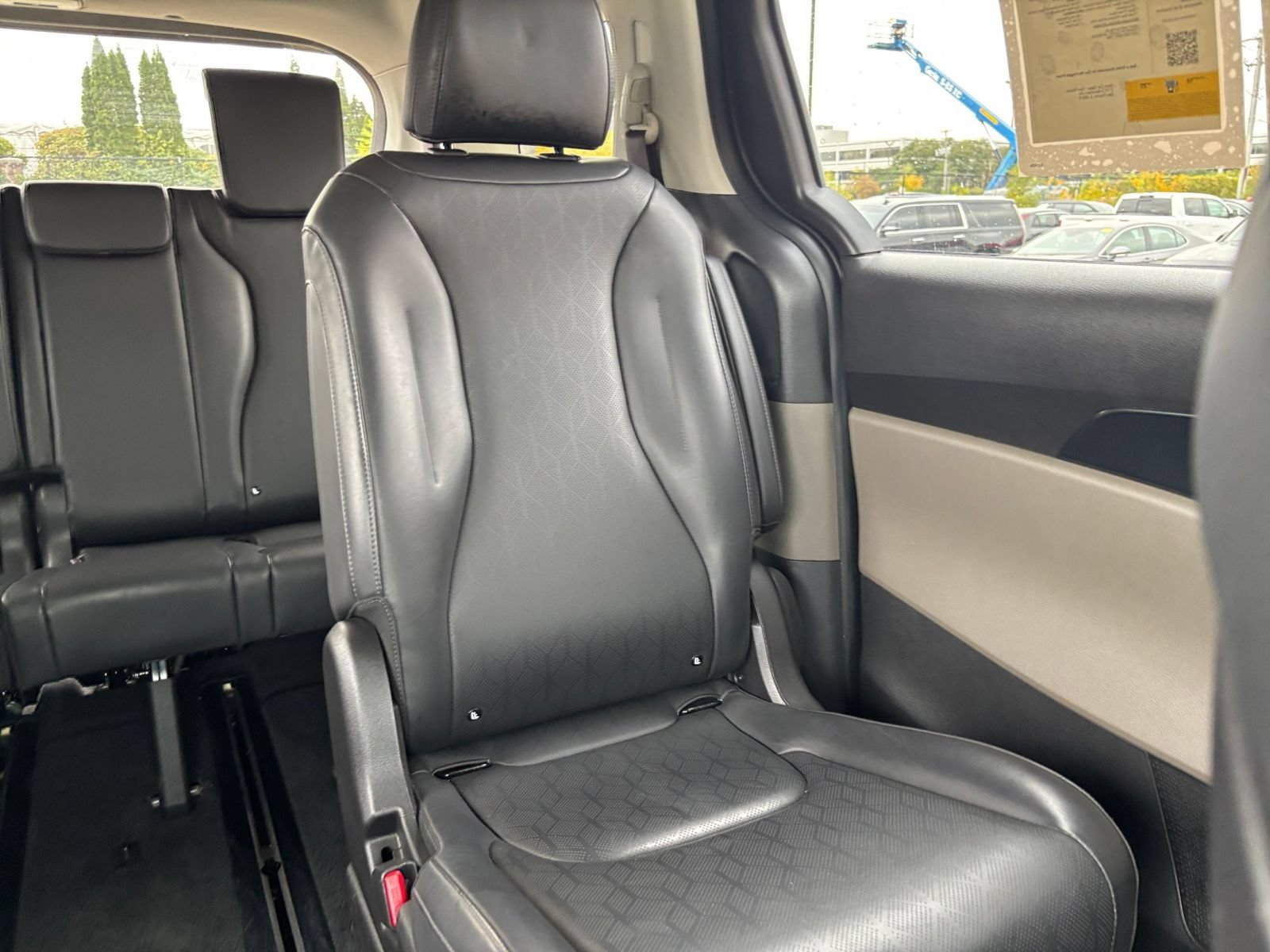 Used 2026 Kia Carnival FWD image 37