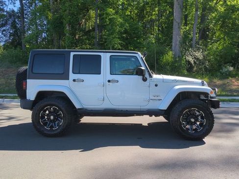 Used 2018 Jeep Wrangler Unlimited Sahara w/ Connectivity Group AWD/4WD image 14