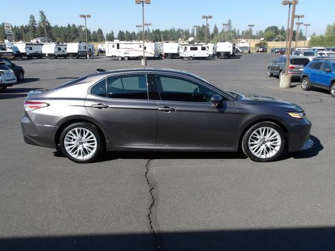 Used 2019 Toyota Camry XLE w/ Navigation Package FWD image 6