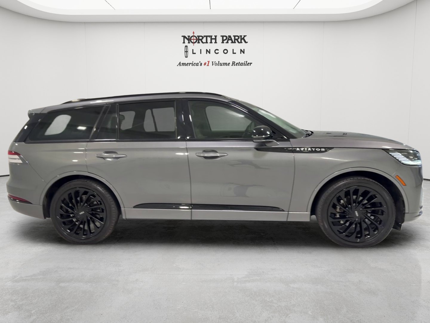 Used 2025 Lincoln Aviator Reserve w/ Jet Appearance Package RWD image 6