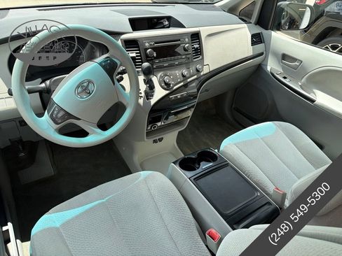 Used 2012 Toyota Sienna LE w/ Towing Pkg FWD image 4