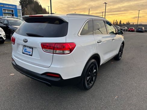 Used 2017 Kia Sorento LX image 5