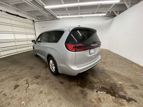 Used 2024 Chrysler Pacifica Touring-L image 4