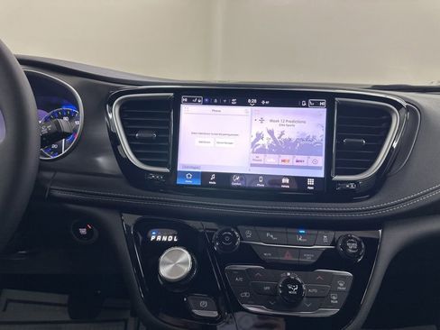New 2026 Chrysler Pacifica Select AWD/4WD image 40