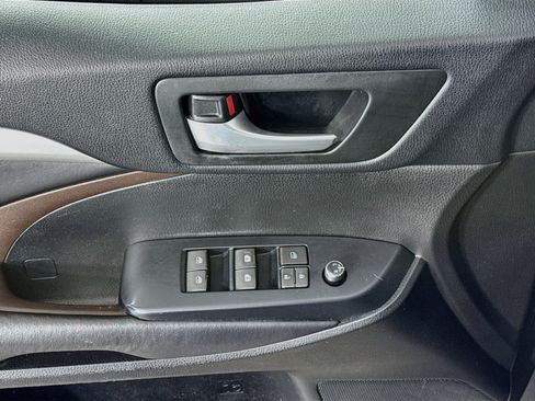 Used 2017 Toyota Highlander XLE AWD/4WD image 18