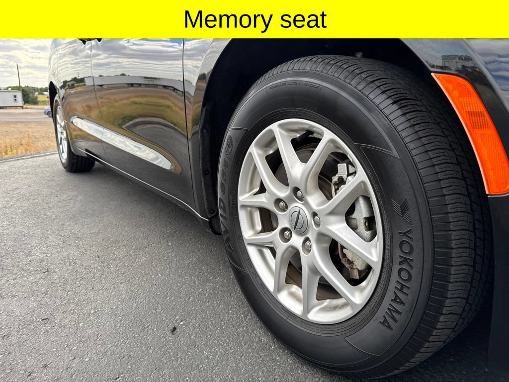 Used 2023 Chrysler Pacifica Touring-L FWD image 9
