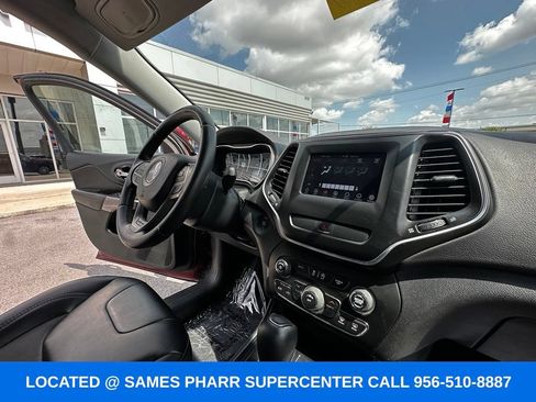 Used 2019 Jeep Cherokee Latitude Plus w/ Trailer Tow Group FWD image 21