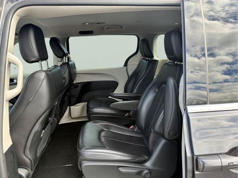 Used 2023 Chrysler Pacifica Touring-L FWD image 14