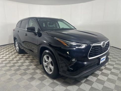 Used 2023 Toyota Highlander LE AWD/4WD image 1