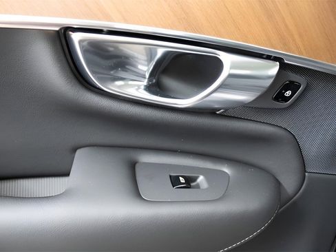 Certified 2025 Volvo XC90 T8 Plus image 33