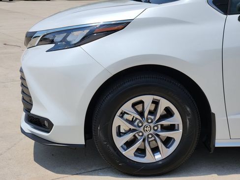 Used 2026 Toyota Sienna XLE FWD image 8